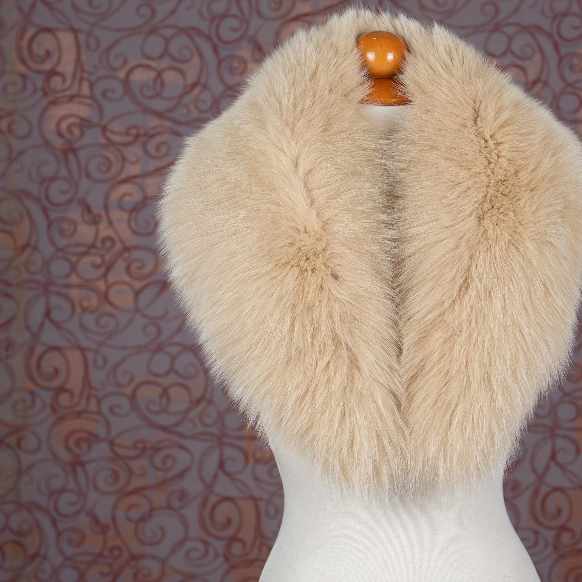 Fox fur collar in beige color