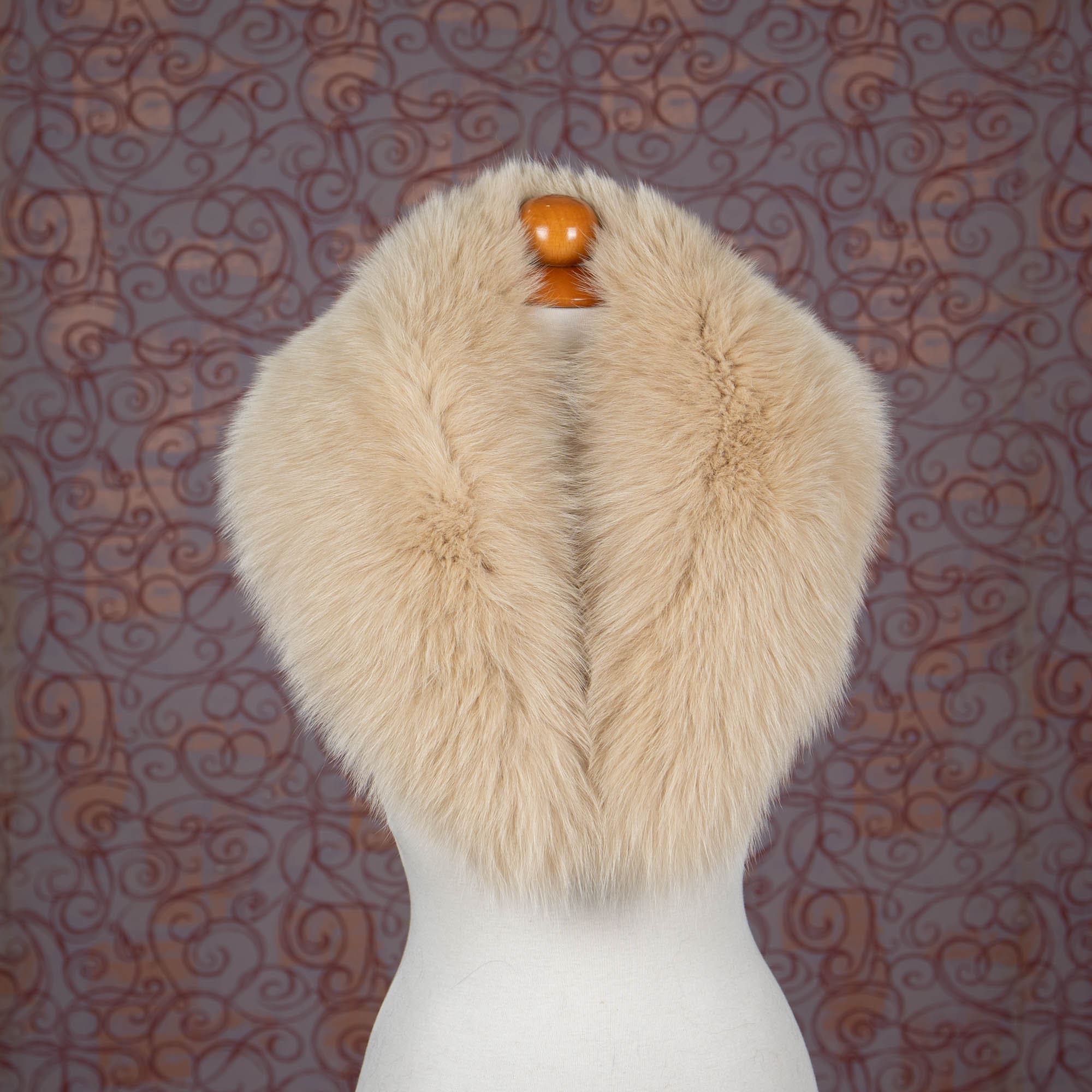 Fox fur collar in beige color