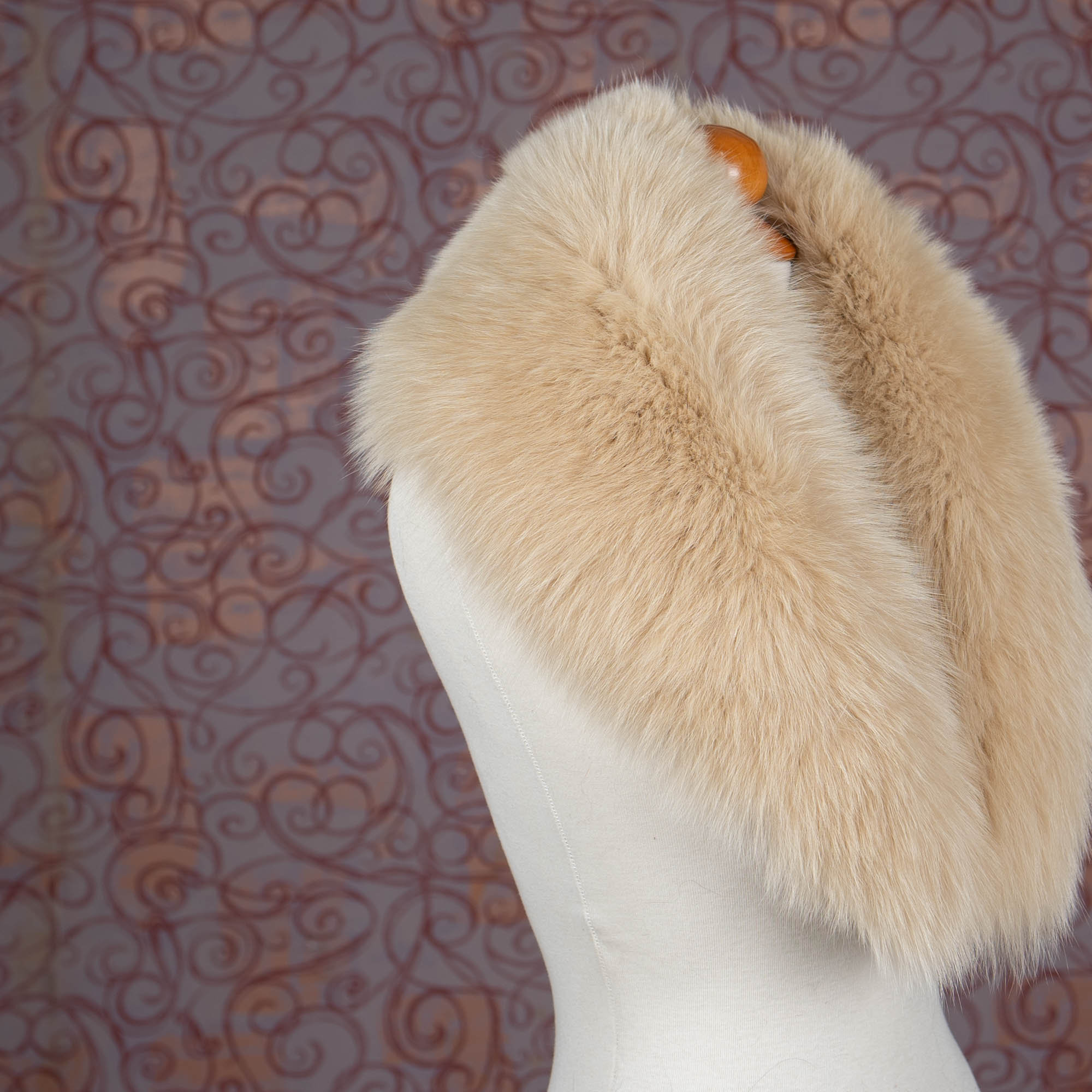 Fox fur collar in beige color