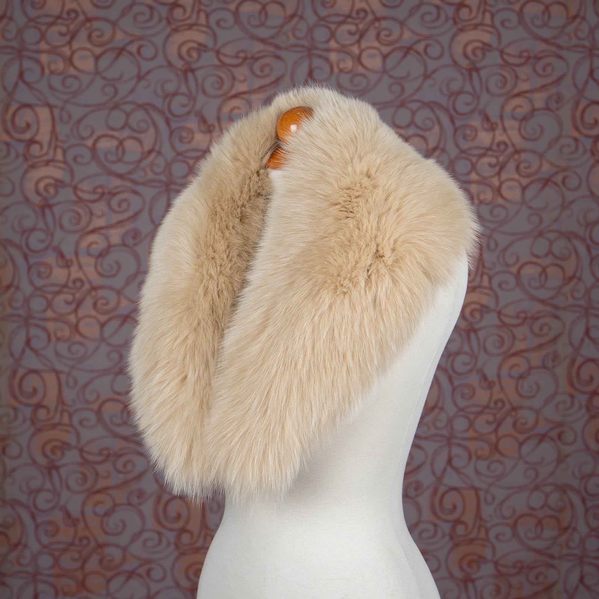 Fox fur collar in beige color