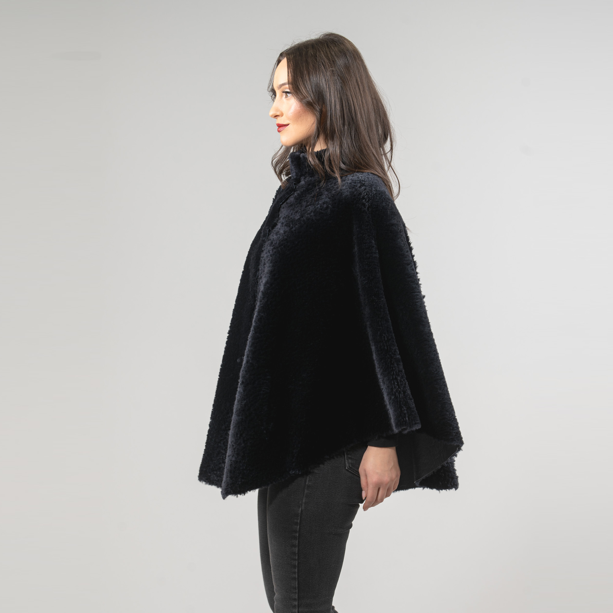 Reversible sheepskin cape in blue color