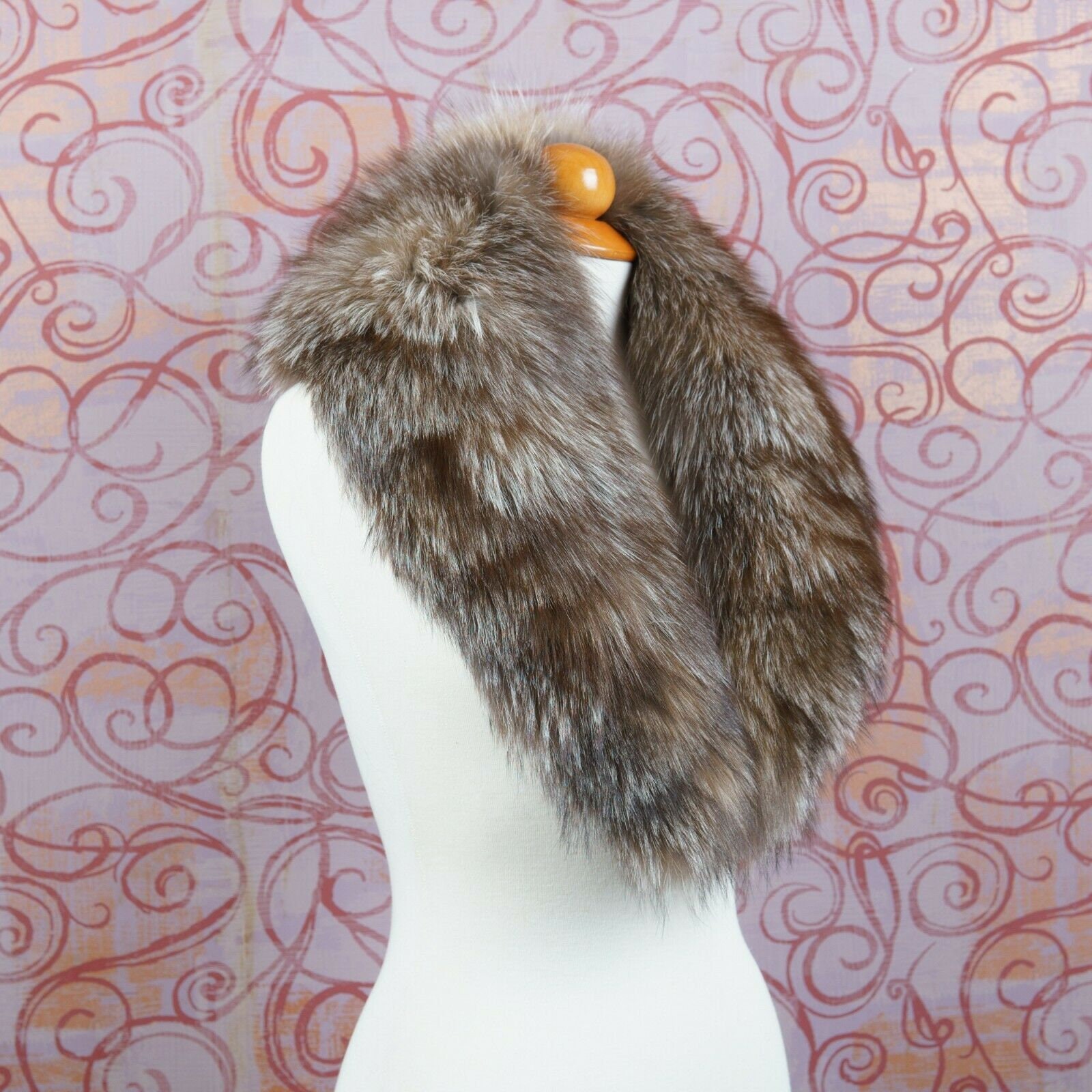 Fox fur collar in a crystal brown shade