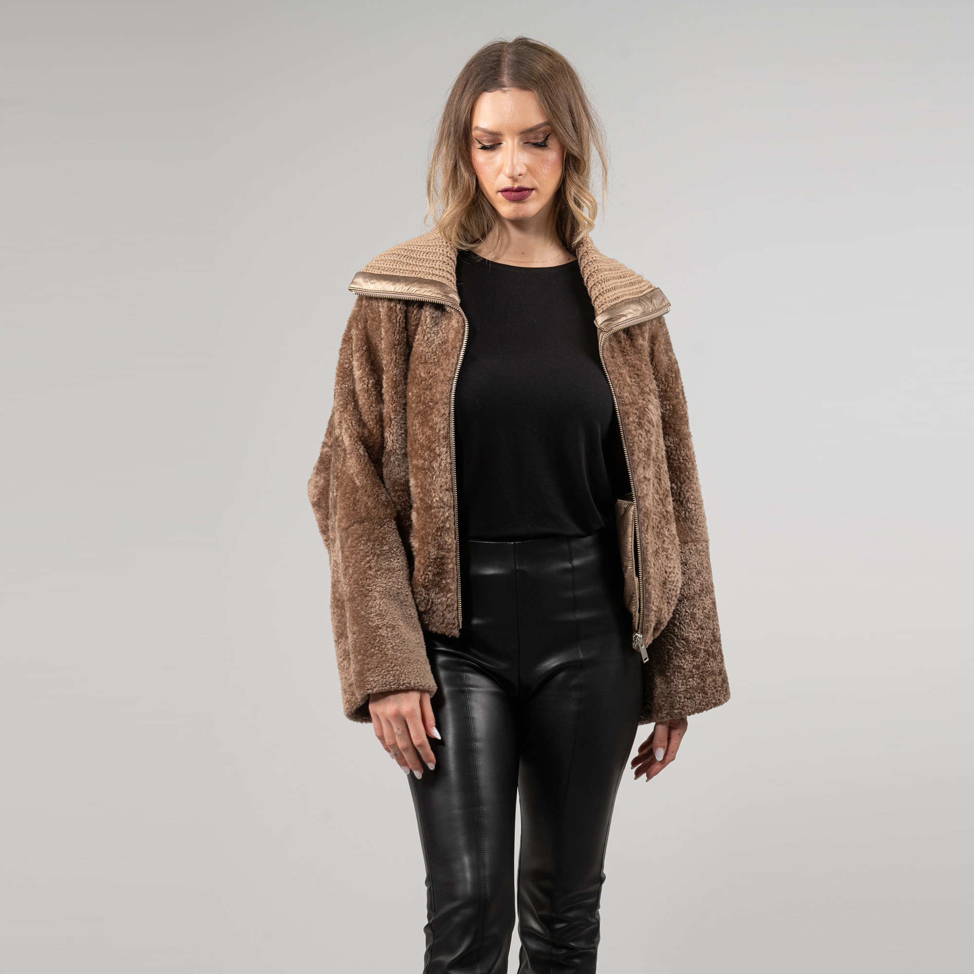 Short sheepskin jacket in brown color