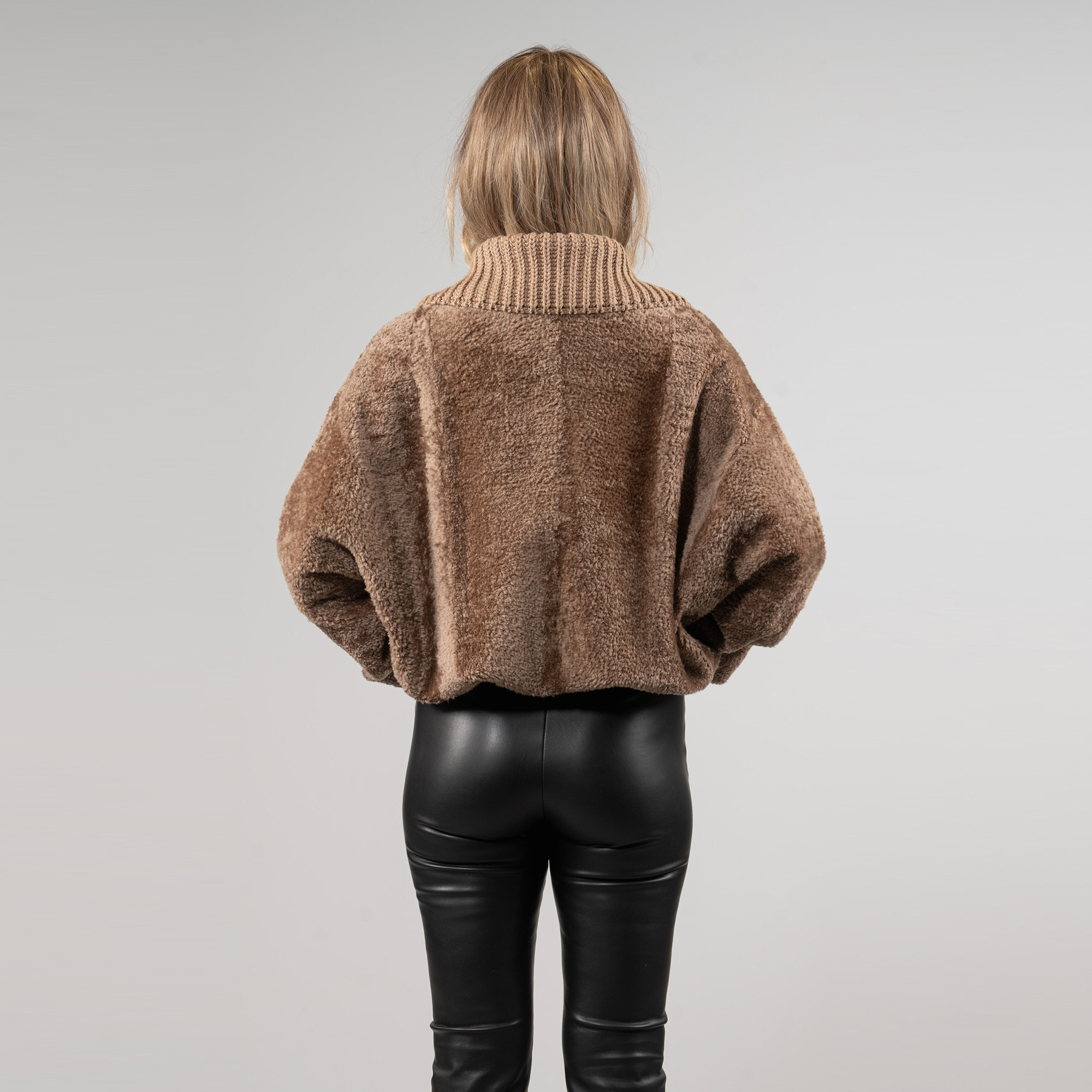 Short sheepskin jacket in brown color