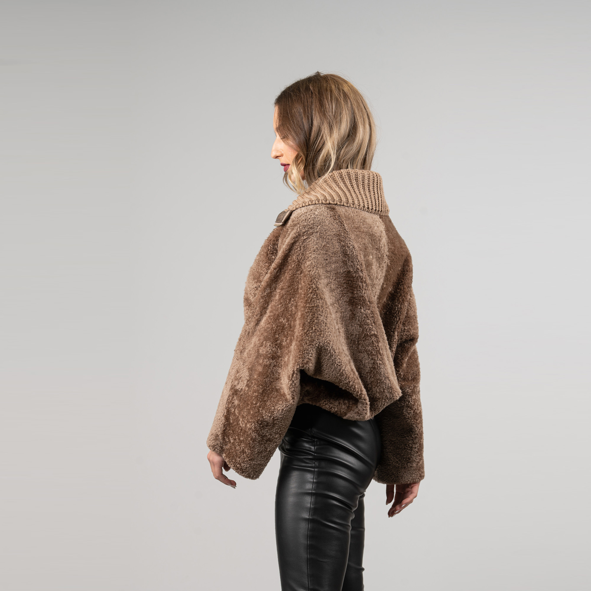 Short sheepskin jacket in brown color