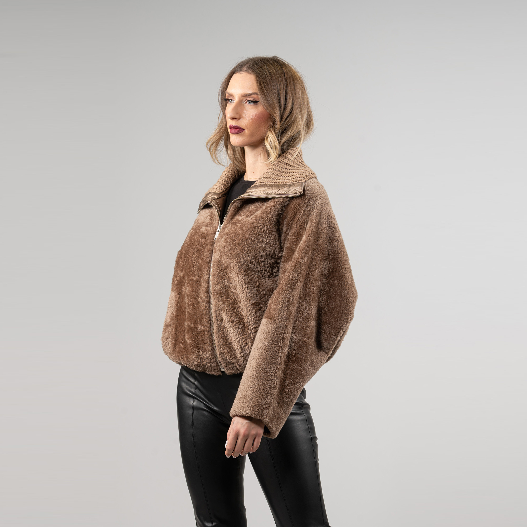 Short sheepskin jacket in brown color